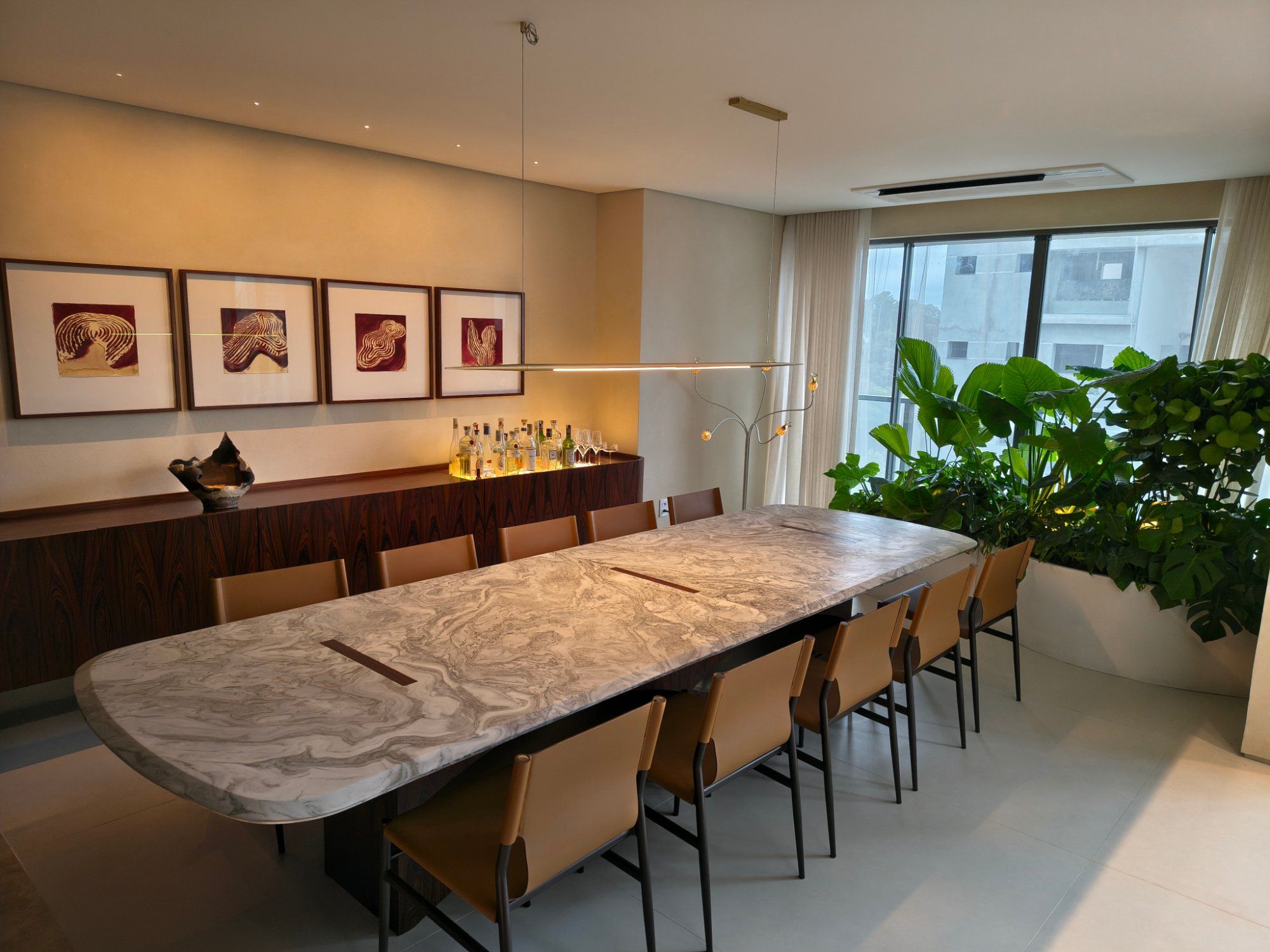 Sala de jantar com mesa de pedra natural