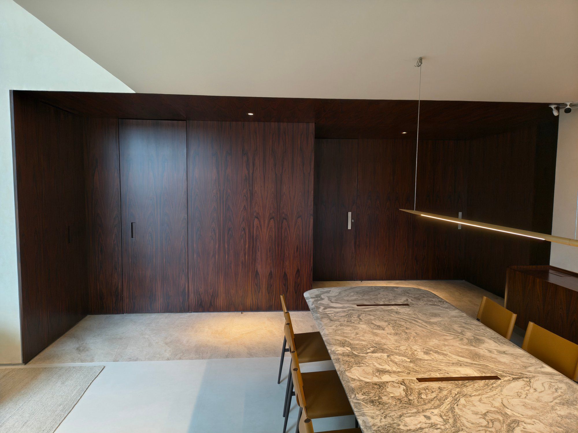 Painel de madeira e mesa de jantar
