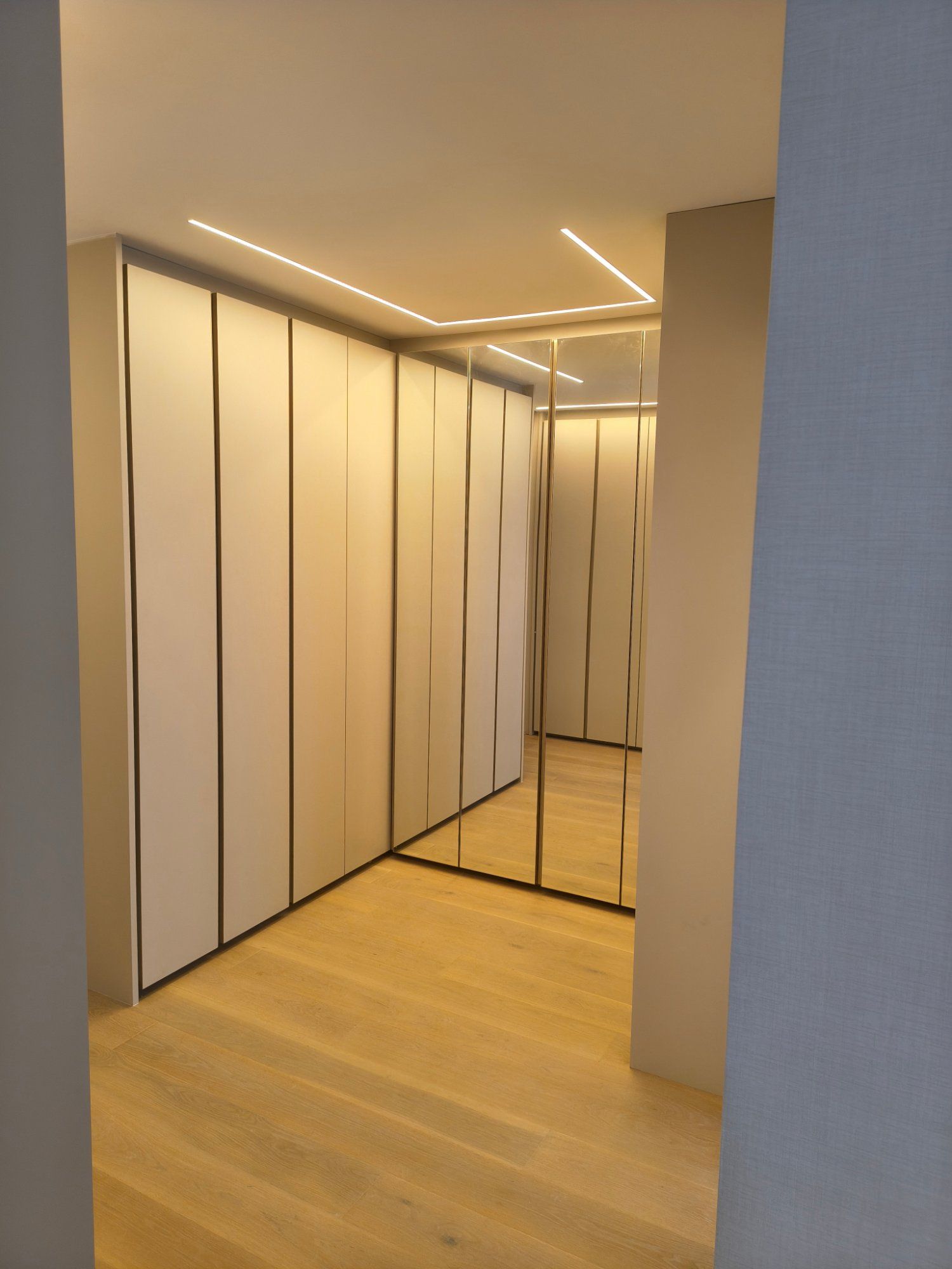 Closet com armários e espelho