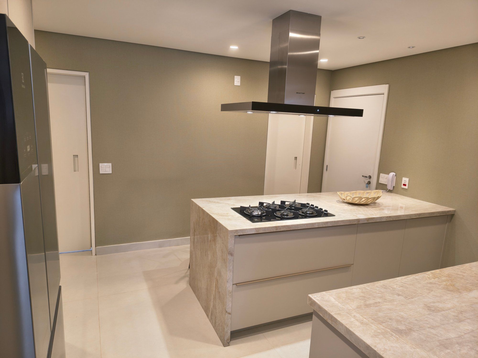 Cozinha com ilha e cooktop