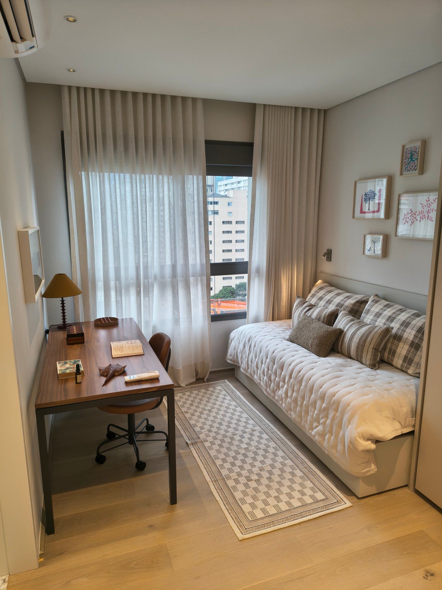 Quarto de hóspedes com escrivaninha