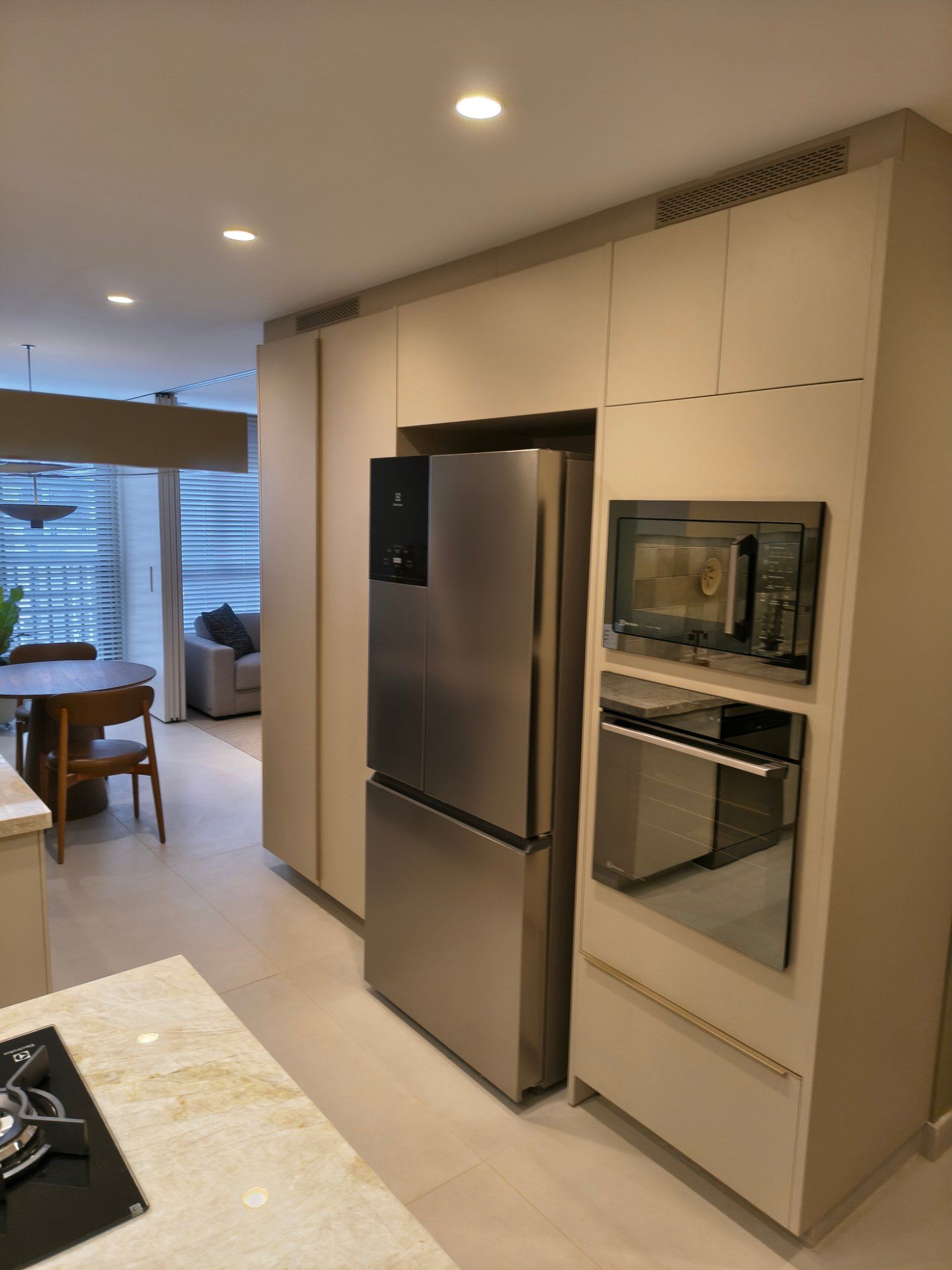 Armários da cozinha com eletrodomésticos embutidos