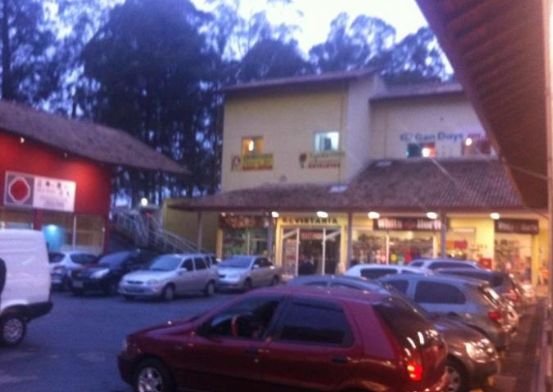 Fachada e estacionamento