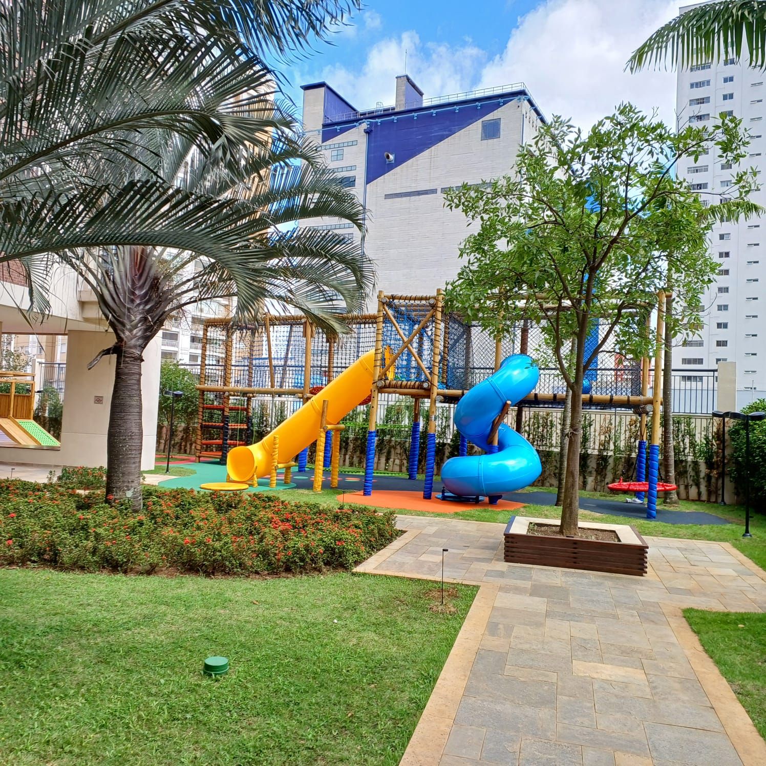 Playground externo com escorregadores