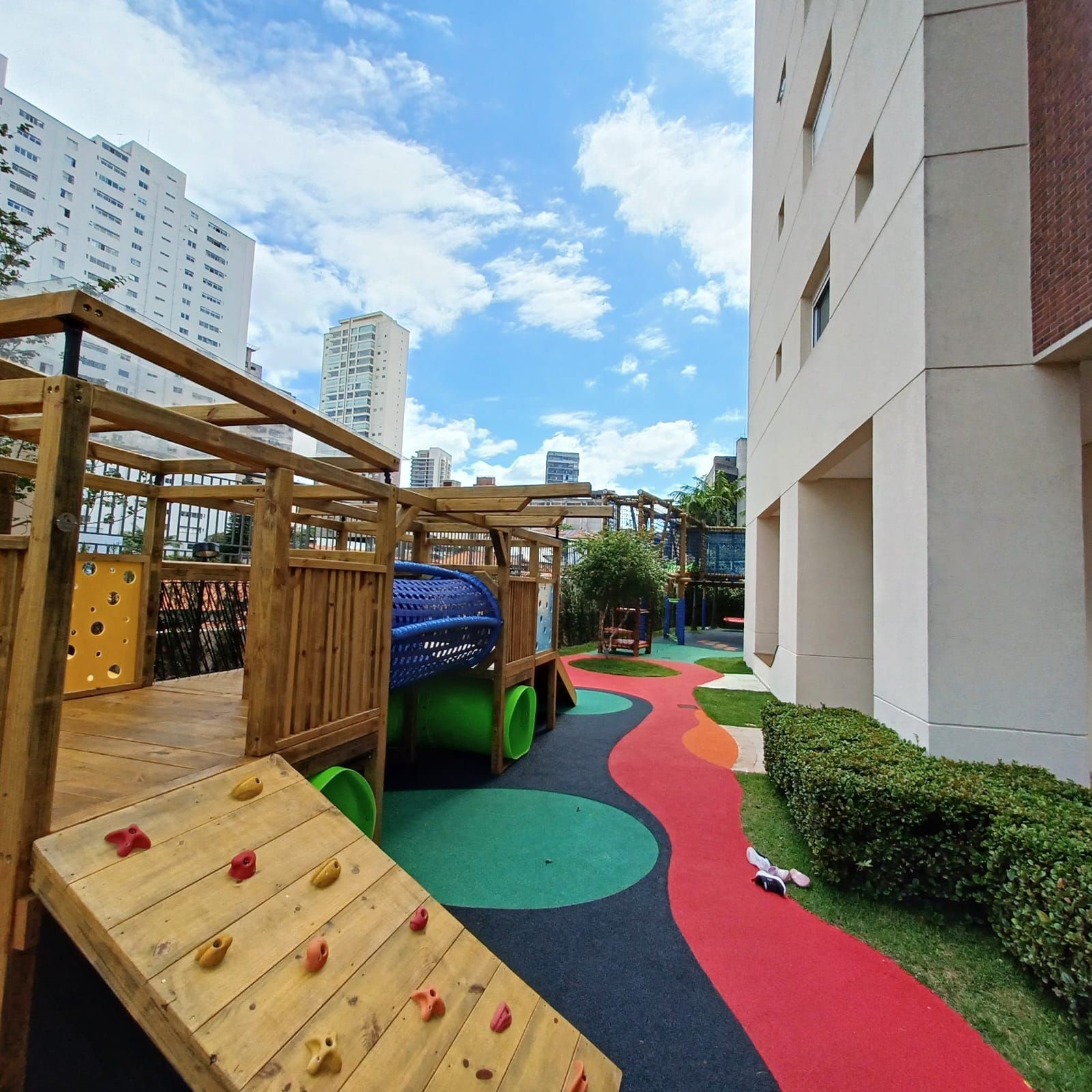 Playground com escalada e piso colorido