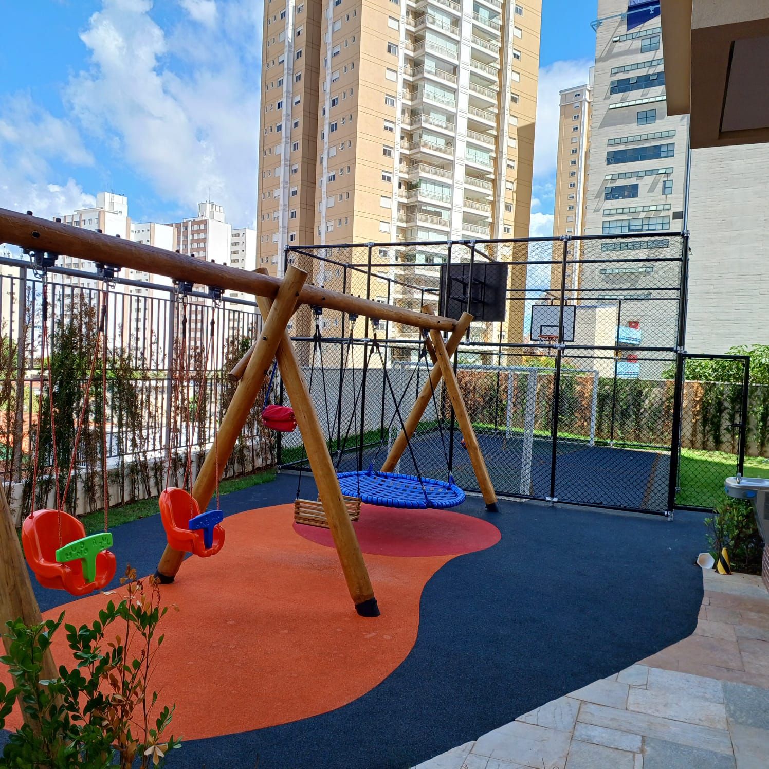 Balanços e piso emborrachado