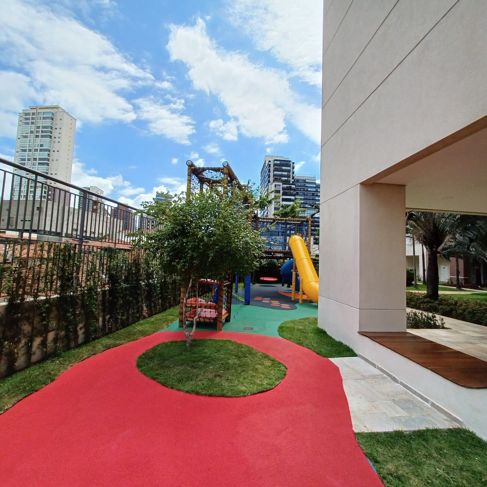 Playground com piso vermelho