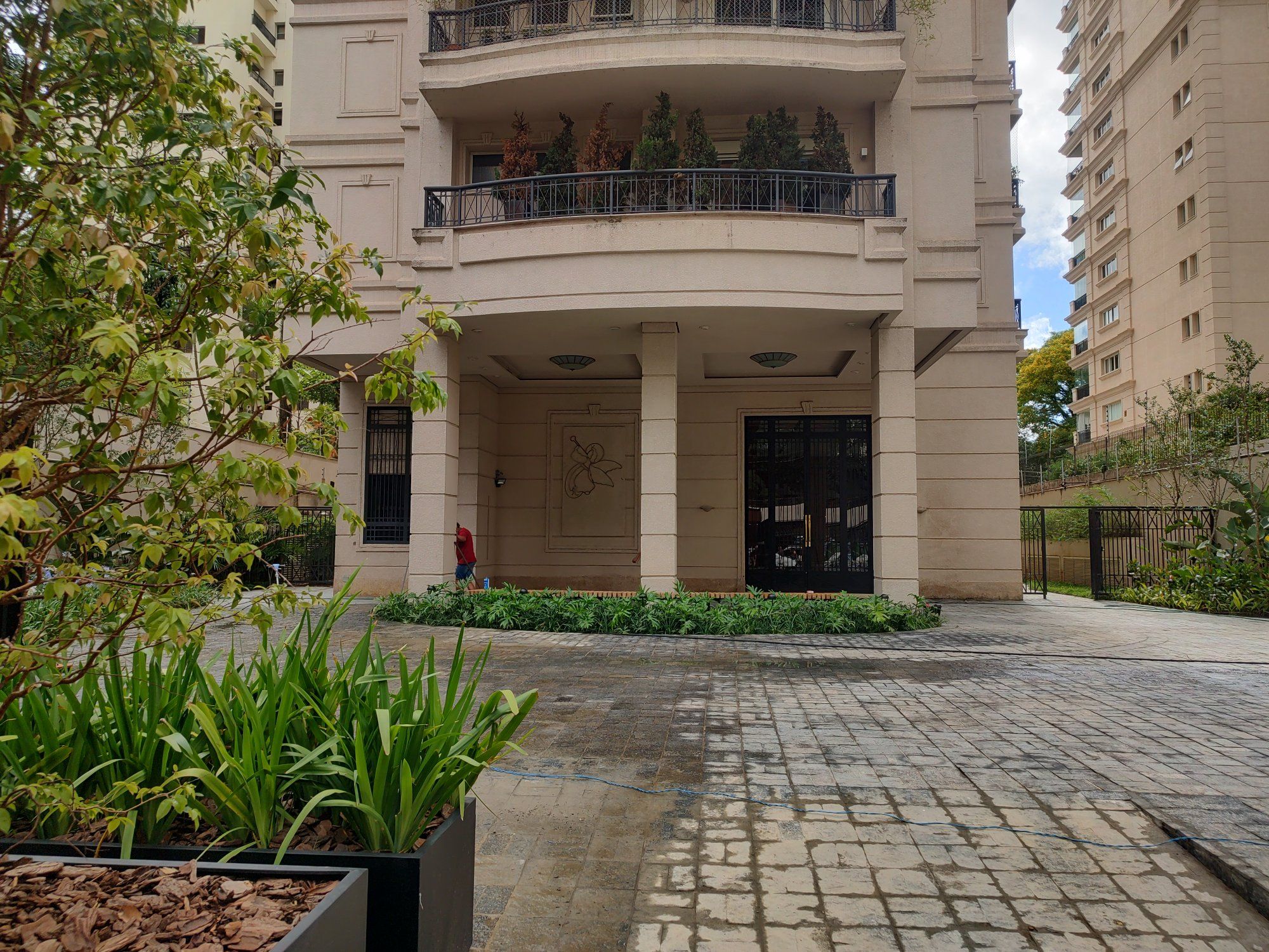 Acesso do prédio e jardineiras