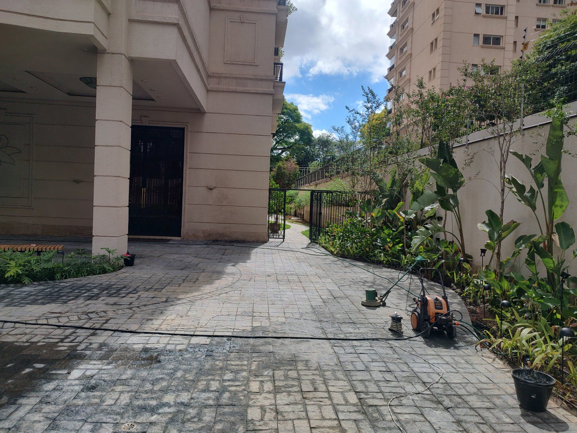 Piso e paisagismo da frente do prédio