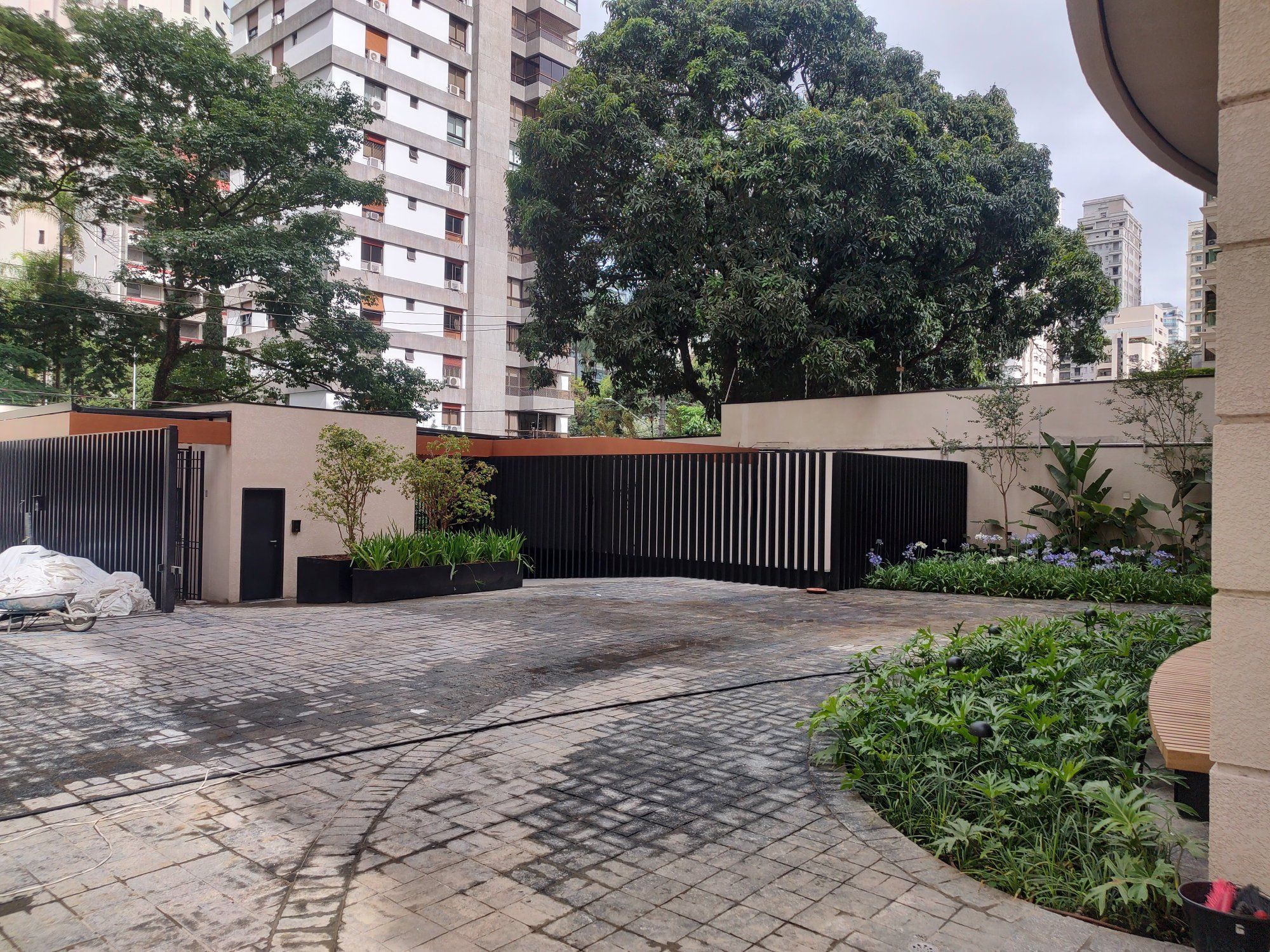 Portão e área de acesso