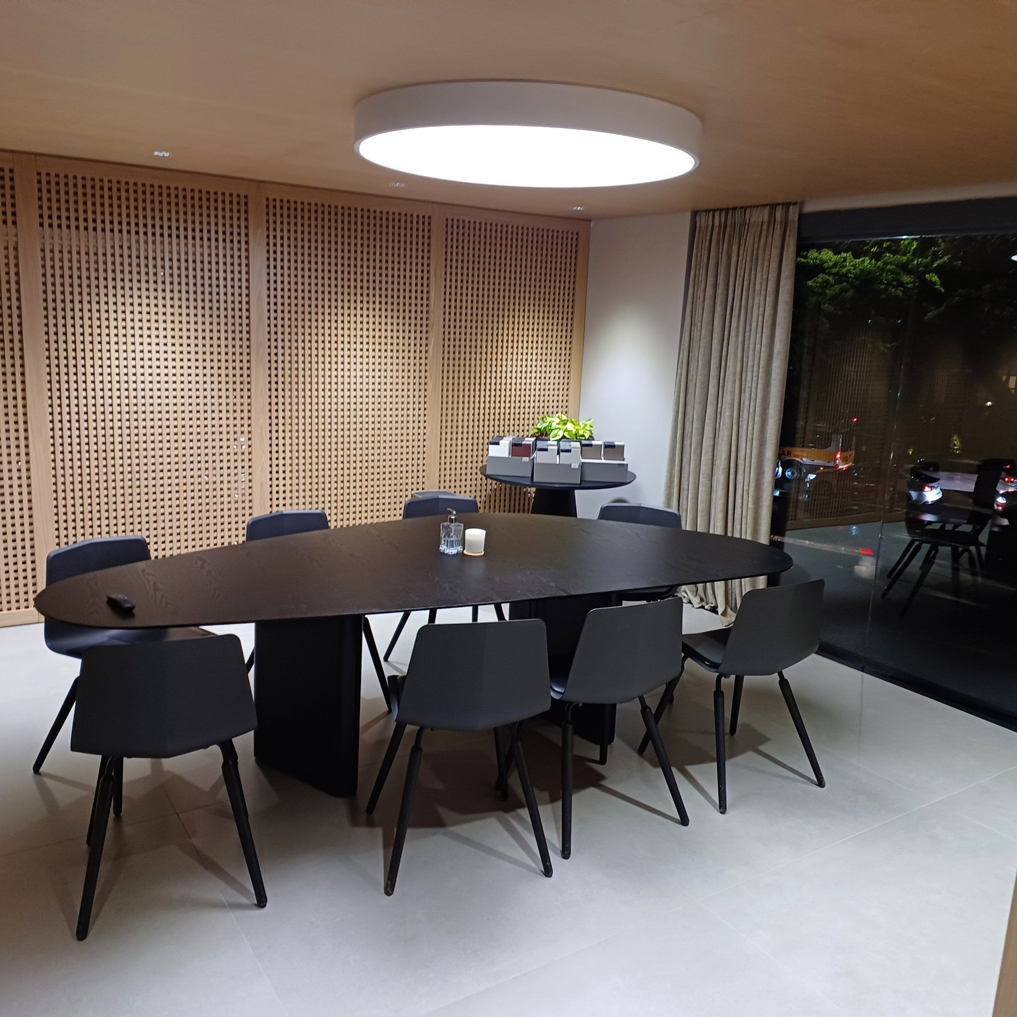 Sala de reunião com mesa oval