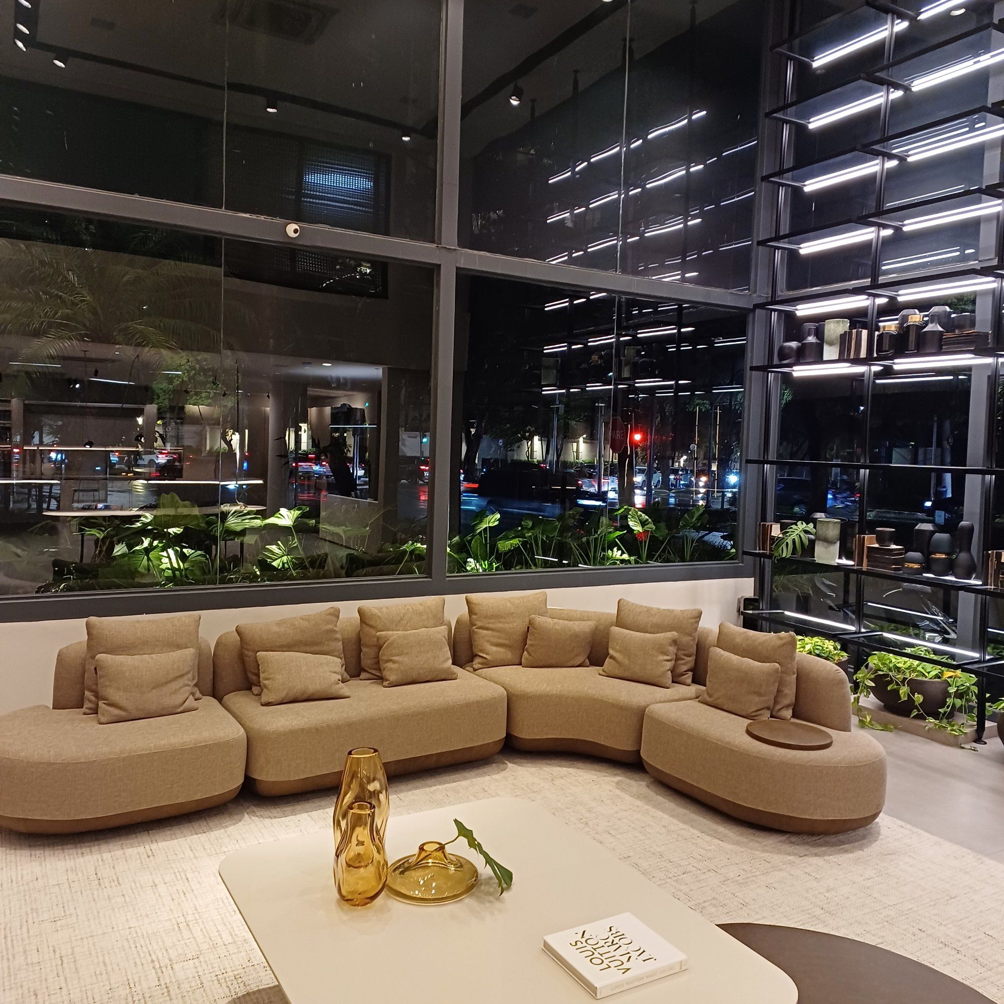 Sala de estar junto à vitrine