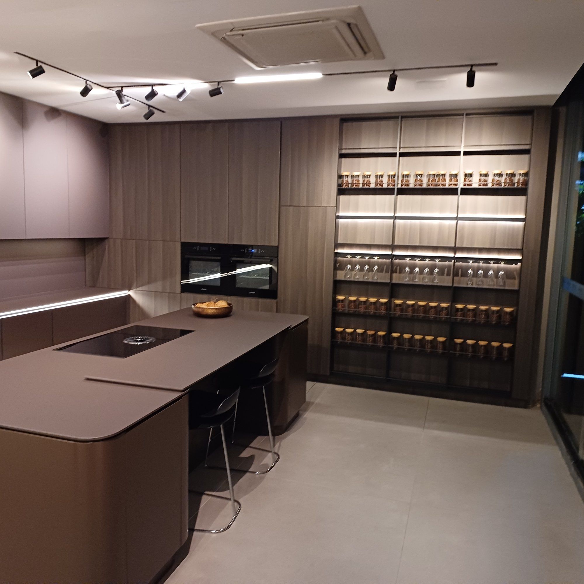 Cozinha com cooktop e nichos iluminados