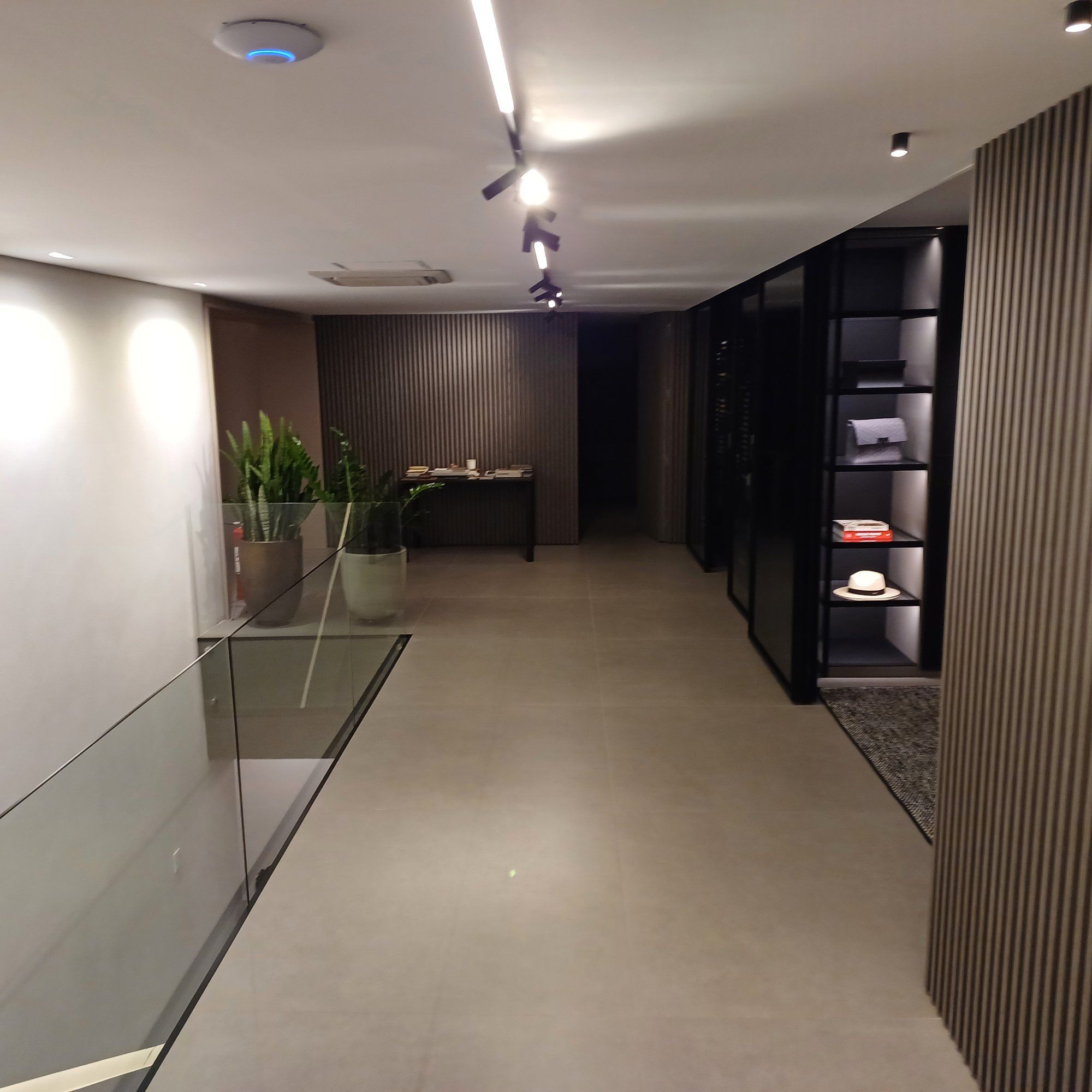Corredor com guarda-corpo de vidro