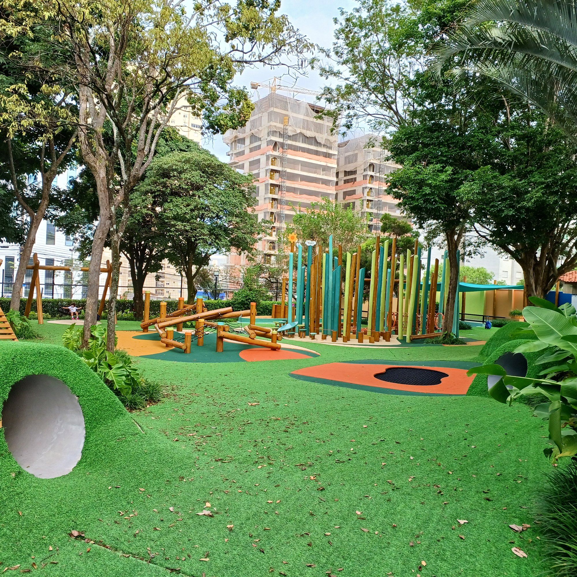 Playground com brinquedos de madeira