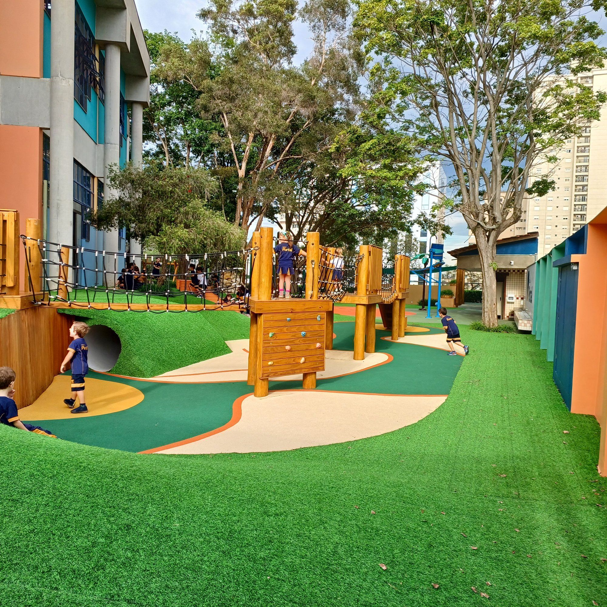 Playground com rede de escalada