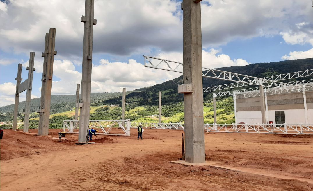 Pilares e estrutura em montagem
