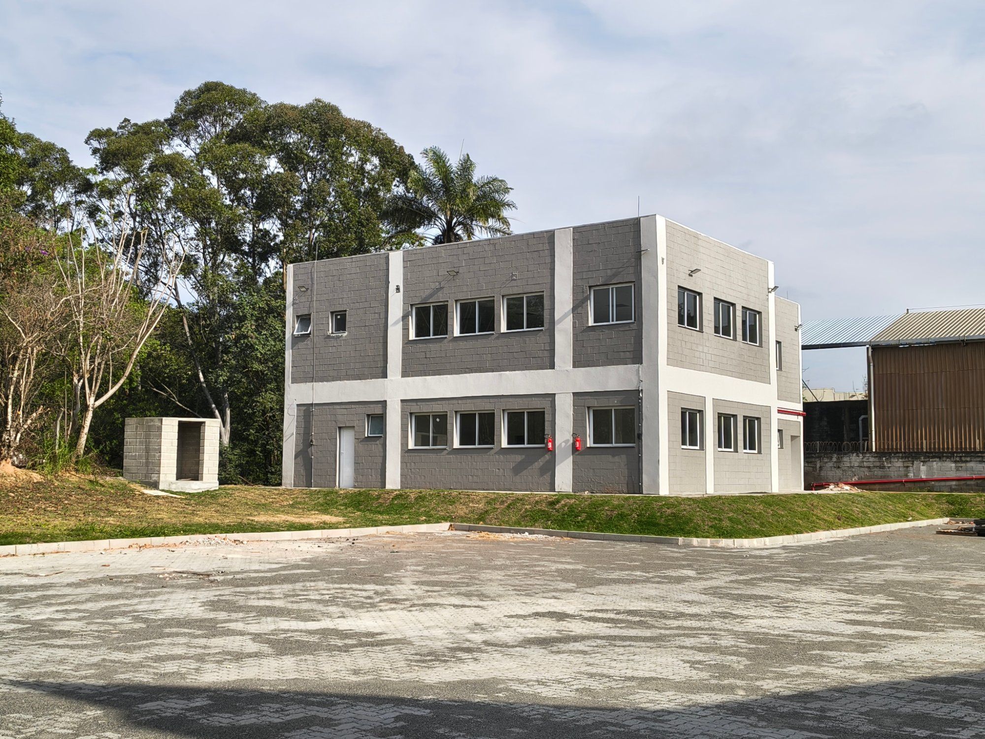 Prédio de serviços e pavimentação externa