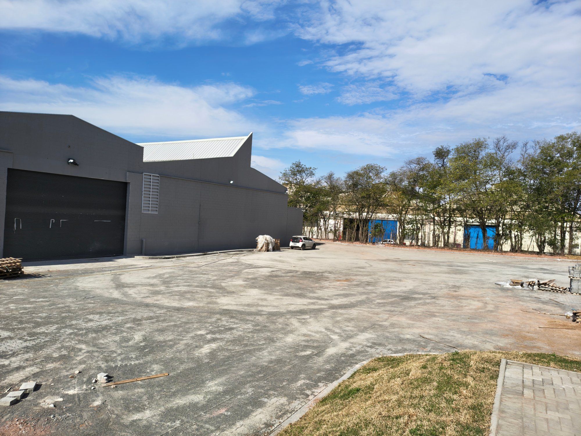 Fachada do galpão e área externa