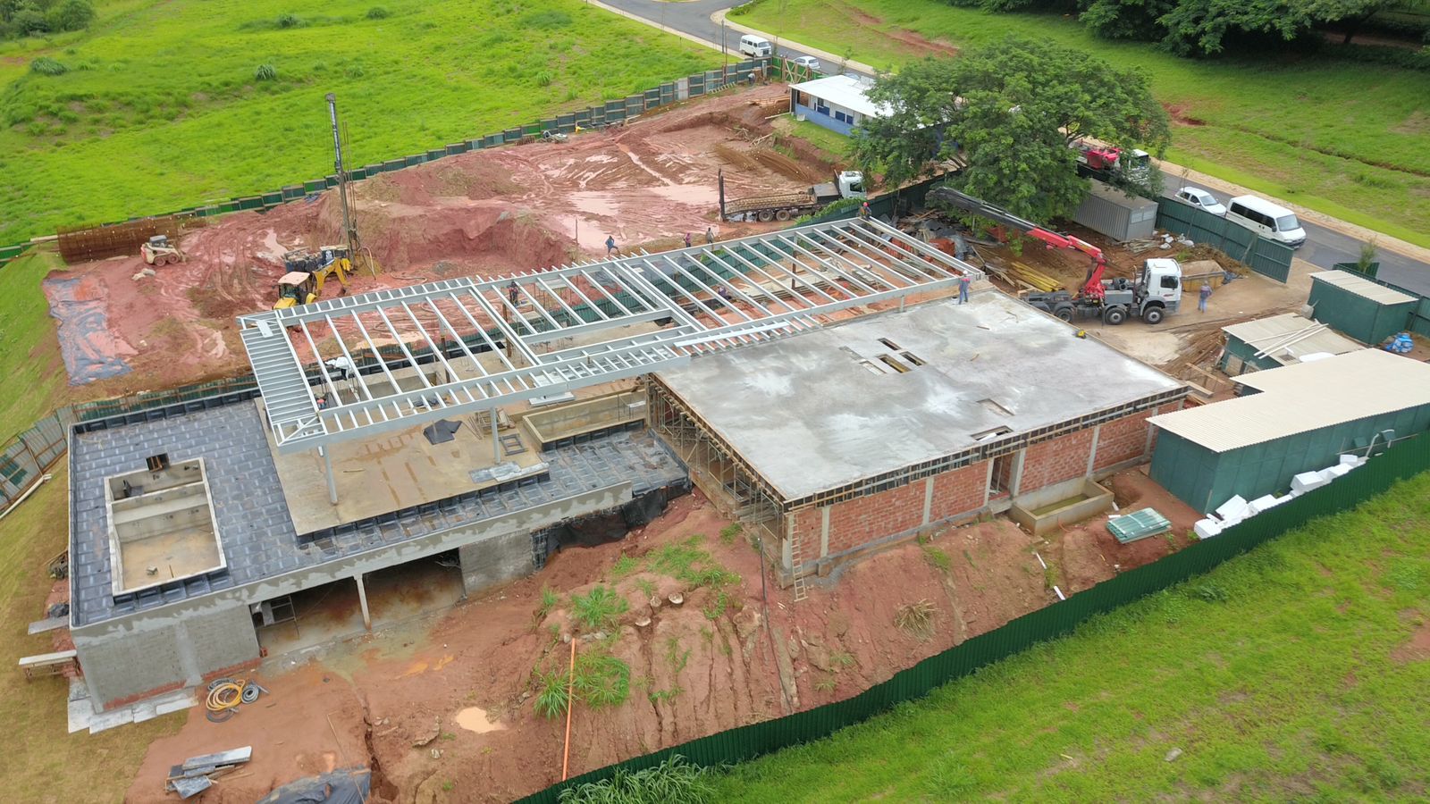 Residência em fase de acabamento com piscina