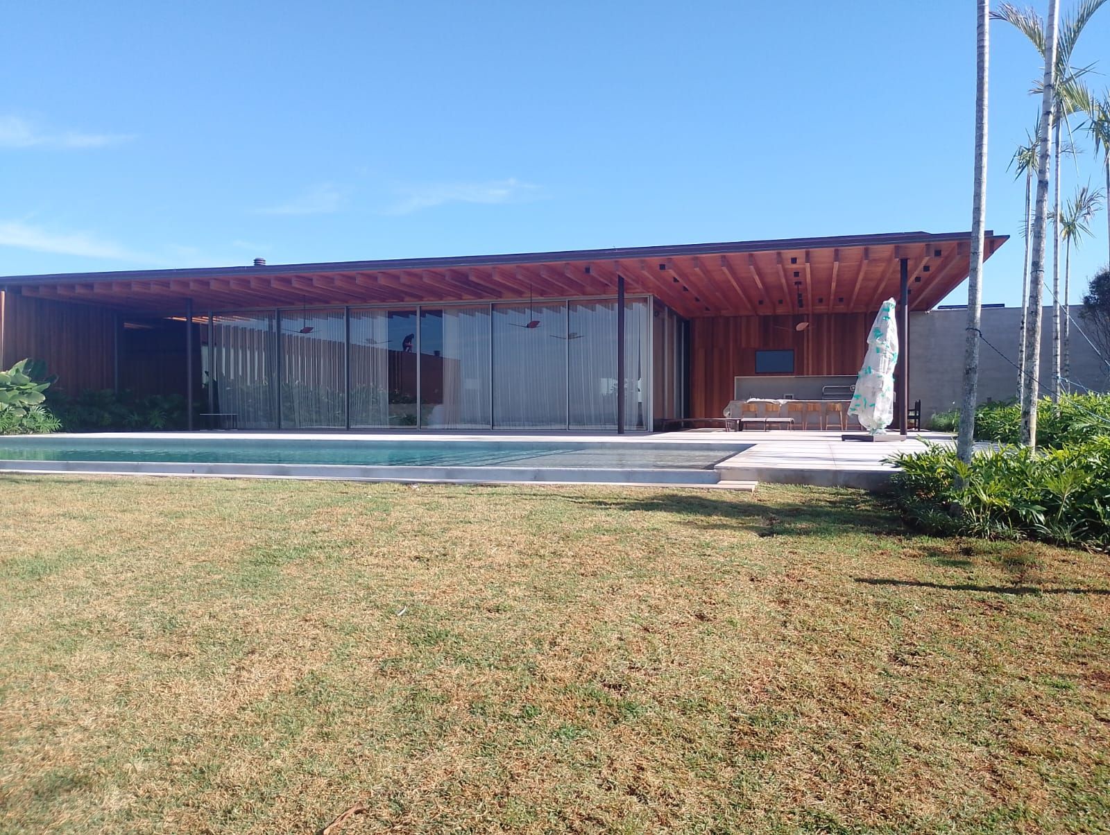 Residência com cobertura em madeira e piscina
