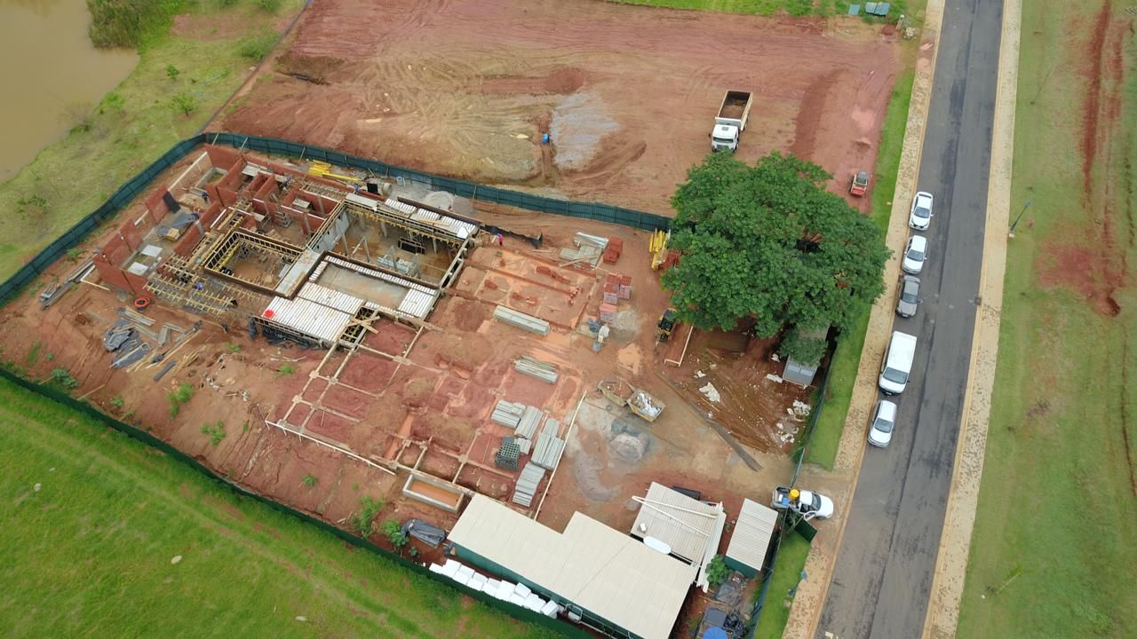 Estrutura em concreto e cobertura metálica