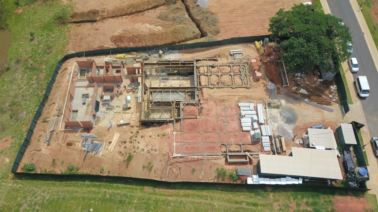 Vista aérea da obra na fase de fundações